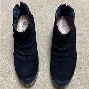 Earth origin booties. Good condition.
